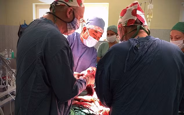 Nhờ sự kêu gọi của cộng đồng, người đàn ông này đã được phẫu thuật miễn phí. Ca phẫu thuật kéo dài 7 tiếng với sự tham gia của 11 bác sĩ. 