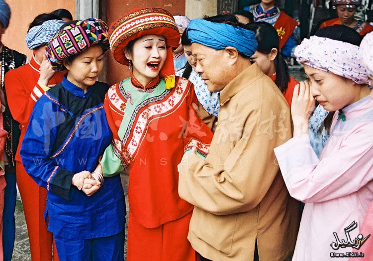 Đám cưới đẫm nước mắt: Đối với người Tujia (Trung Quốc), một tháng trước khi đám cưới diễn ra, cô dâu phải khóc mỗi ngày một giờ đồng hồ. Trong 10 ngày đầu, mẹ của cô dâu sẽ ngồi khóc cùng, 10 ngày sau là bà ngoại và 10 ngày trước đám cưới là tất cả phụ nữ trong họ hàng. Họ cho rằng đây là cách thể hiện niềm vui trong đám cưới.