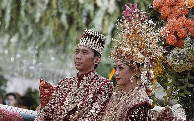 Tại Indonesia, ba ngày đầu tiên trong tuần trăng mật, cô dâu chú rể sẽ bị nhốt trong nhà và chỉ được mang cho rất ít đồ ăn, đặc biệt là tuyệt đối không được sử dụng giấy vệ sinh. Tục lệ này có ý nghĩa họ sẽ sinh ra những đứa con khỏe mạnh.