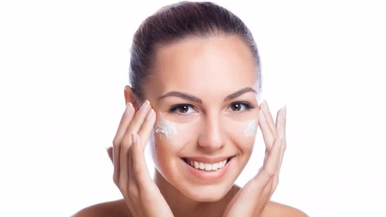 Làn da đủ nước đồng nghĩa với làn da căng mọng, đồng nghĩa với làn da tươi trẻ hơn. Nhưng để đạt được hiệu quả chống lão hóa về lâu dài thì bạn không chỉ cần làn da đủ ẩm. Axit hyaluronic sẽ cấp nước và bơm căng làn da, nhưng đó chỉ là trên bề mặt. Nhưng cũng không nên coi thường tác dụng này. Vì retinol cũng có thể gây khô da nên để đảm bảo sự cân bằng thì sản phẩm chống lão hóa cũng cần có cả axit hyaluronic. 