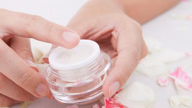 Đắt hay rẻ không quan trọng. Không phải cứ sản phẩm đắt tiền thì hiệu quả sẽ tốt hơn. Một sản phẩm chống lão hóa được coi là tốt khi có những hoạt chất chống lão hóa như retinol hoặc các chất chống oxy hóa, cho dù đó là sản phẩm cao, thấp hay trung cấp. 