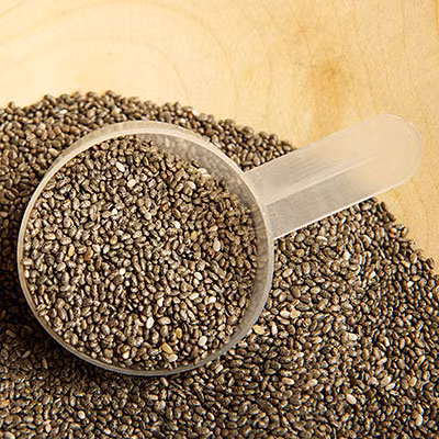 Bạn còn có thể dễ dàng làm món mứt quết bánh mì với hạt chia. Chỉ cần cho vào một ít nước quả mà bạn thích, thêm một chút đường hoặc mật ong, đặt trên bếp khuấy nhỏ lửa cho đến khi hỗn hợp này sánh lại. Nếu cần các món ăn từ cá, gà hay rau có vị hơi ròn, bạn chỉ cần thêm một ít hạt chia.