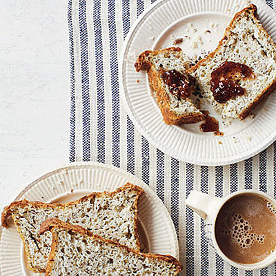 Hoặc trộn chung hạt chia với vài loại hạt khác để làm những lát bánh mì thơm ngon cho bữa sáng hoặc bữa ngang chiều.