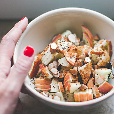 Rắc một ít chia lên trên sữa chua hoặc yến mạch để tạo vị hơi giòn cho món ăn có hạt chia . Lưu ý vì hạt chia khi nở hay bị dính nên bạn chỉ nên rắc lên trên món ăn ngay trước khi ăn.