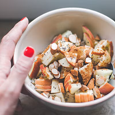 Rắc một ít chia lên trên sữa chua hoặc yến mạch để tạo vị hơi giòn cho món ăn có hạt chia . Lưu ý vì hạt chia khi nở hay bị dính nên bạn chỉ nên rắc lên trên món ăn ngay trước khi ăn.