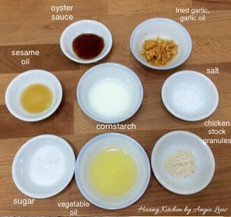 Các nguyên liệu để làm sốt cá gồm có: dầu mè, dầu hào, tỏi phi, dầu ăn, muối, đường, nước dùng gà.