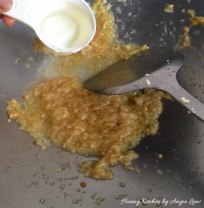 Cho thêm một chút nước và đảo đến khi sốt gừng sôi và sệt lại.