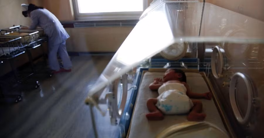 Vào giữa năm 2016, một bệnh viện tại Australia đã gây nên cái chết của 1 em bé sơ sinh và 1 em bé khác suýt chết chỉ vì nhân viên y tế lắp nhầm bình khí cười thay vì oxy. Khí cười, tên hóa học là nitrous oxide vẫn được dùng trong bệnh viện để giảm đau nhưng chỉ một sai sót nhỏ của nhân viên y tế hoặc sai sót trong khâu lắp đặt là hậu quả sẽ không thể khắc phục được vì nhìn bề ngoài thì bình oxy với bình khí cười chỉ khác nhau ở nhãn hiệu. (Ảnh: Sydney Herald)