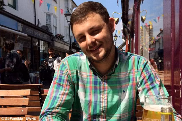 Cũng vào năm 2015, một nạn nhân người Anh khác bị phát hiện đã chết trong nhà. Trước đó thanh niên 22 tuổi tên Aaron Dunford này đã thường xuyên hít khí cười đến nỗi quá yếu không thể tự mình đi xuống cầu thang. Khi khám xét trong nhà, cảnh sát đã tìm thấy hơn 200 ống đựng khí cười đã dùng hết. (Ảnh: Telegraph) 