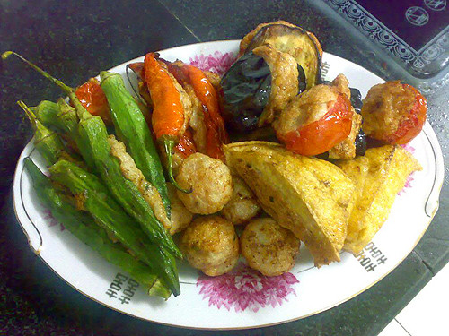 Nếu có thêm thời gian, bạn còn có thể làm một món ăn chả cá với đủ loại rau củ quả như cà chua, đậu bắp, ớt. Những nguyên liệu này sau khi chiên có thể ăn luôn hoặc cho vào nồi rim lẫn với ớt, ăn với cơm vào những ngày lạnh rất ngon.