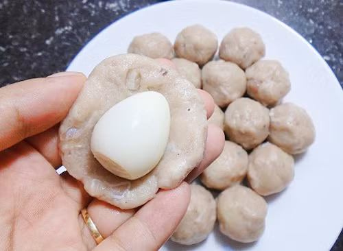 Chả cá bọc trứng cút cũng là một món ăn đầy sáng tạo với chả cá. Trứng cút sau khi luộc chín, bóc vỏ rồi bọc một lớp chả cá ra ngoài.