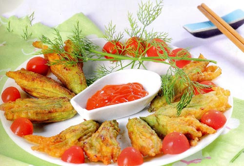 Bạn còn có thể làm chả cá nhồi bông bí. Vì bông bí dễ bị mềm nên sau khi nhồi cá xong lăn bông bí qua bột chiên xù, nhúng vào trứng, lăn qua bột xù thả vào chảo dầu nóng chiên có màu hơi vàng, vớt ra để ráo dầu và nguội khoảng 15 phút. Kế tiếp thả vào chảo dầu nguội chiên lần 2 cho vàng giòn.