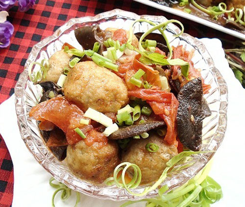 Để món ăn không bị ngán, bạn có thể sốt chả cá bọc trứng cút với cà chua và mộc nhĩ. Chả cá sẽ không còn bị quá khô và đây cũng là cách bổ sung rau quả cho bữa ăn.