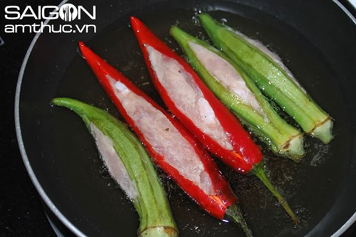 Bạn còn có thể nhồi chả cá vào quả đậu bắp cũng rất ngon. Vị hơi chát của đậu bắp cùng với vị ngọt của cá khiến món ăn có vị là và không hề ngán.