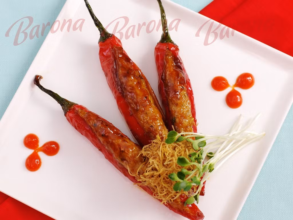 Chả cá nhồi ớt dành cho những người thích ăn cay. Vị hăng của ớt hòa với vị ngọt của cá tạo thành một món ăn rất ngon. Nên chọn ớt càng to càng tốt để không bị cay quá, sau đó lấy dao rạch một đường để bỏ hết hột rồi nhồi cá vào, rán vàng đều là ăn được.