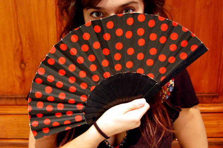 Đừng tự quạt cho mình vì khi đó cơ thể nóng lên và rốt cuộc chúng ta sẽ cảm thấy nóng hơn.