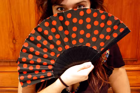 Đừng tự quạt cho mình vì khi đó cơ thể nóng lên và rốt cuộc chúng ta sẽ cảm thấy nóng hơn.