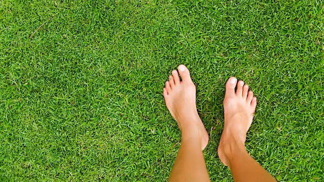 Đi chân không có thể giúp cơ thể giải nhiệt rất nhiều hoặc bạn cũng có thể nằm xuống sàn nhà được làm bằng vật liệu mát. 