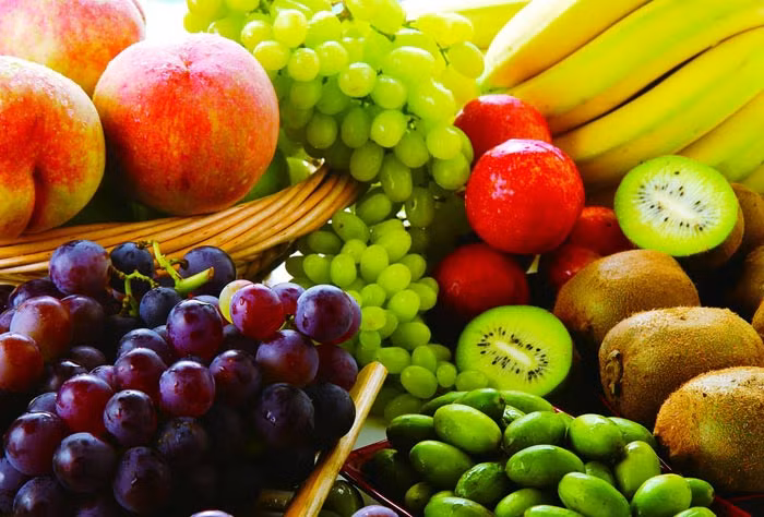 Những loại thức ăn tốt cho mùa hè là thức ắn có chứa nhiều khoáng và ít đạm bao gồm: dưa hấu, việt quất, lá bạc hà, chanh, sữa chua, thơm, bắp, váng sữa, mơ, cam và các loại rau.