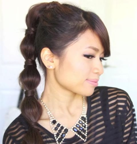 Nếu bạn có mái tóc dài và muốn làm điều gì đó độc đáo với mái tóc, hãy thử ngay kiểu tóc cột bong bóng này.