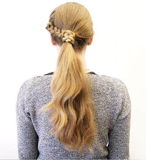 Nếu muốn độc đáo hơn nữa, bạn lấy một lọn tóc tết lại rồi mới quấn quanh chun buộc tóc. Kiểu này vừa dễ thực hiện vừa trông rất ấn tượng.