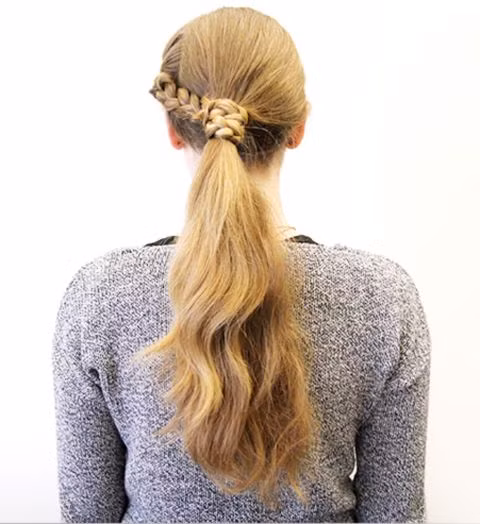 Nếu muốn độc đáo hơn nữa, bạn lấy một lọn tóc tết lại rồi mới quấn quanh chun buộc tóc. Kiểu này vừa dễ thực hiện vừa trông rất ấn tượng.