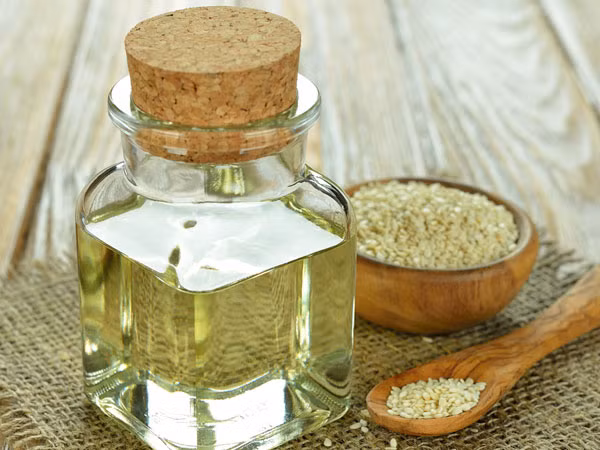 Dùng dầu mè mát xa ngực sau sinh để giữ cho ngực săn chắc, căng đầy được cho là bài thuốc đã có xưa. Làm nóng 2 thìa dầu mè trên lửa nhỏ cho trong vòng khoảng 2 phút rồi để cho nguội một chút, sau đó mát xa ngực trong 5 phút. Có thể bôi dầu mè vào buổi tối rồi để qua đêm. 