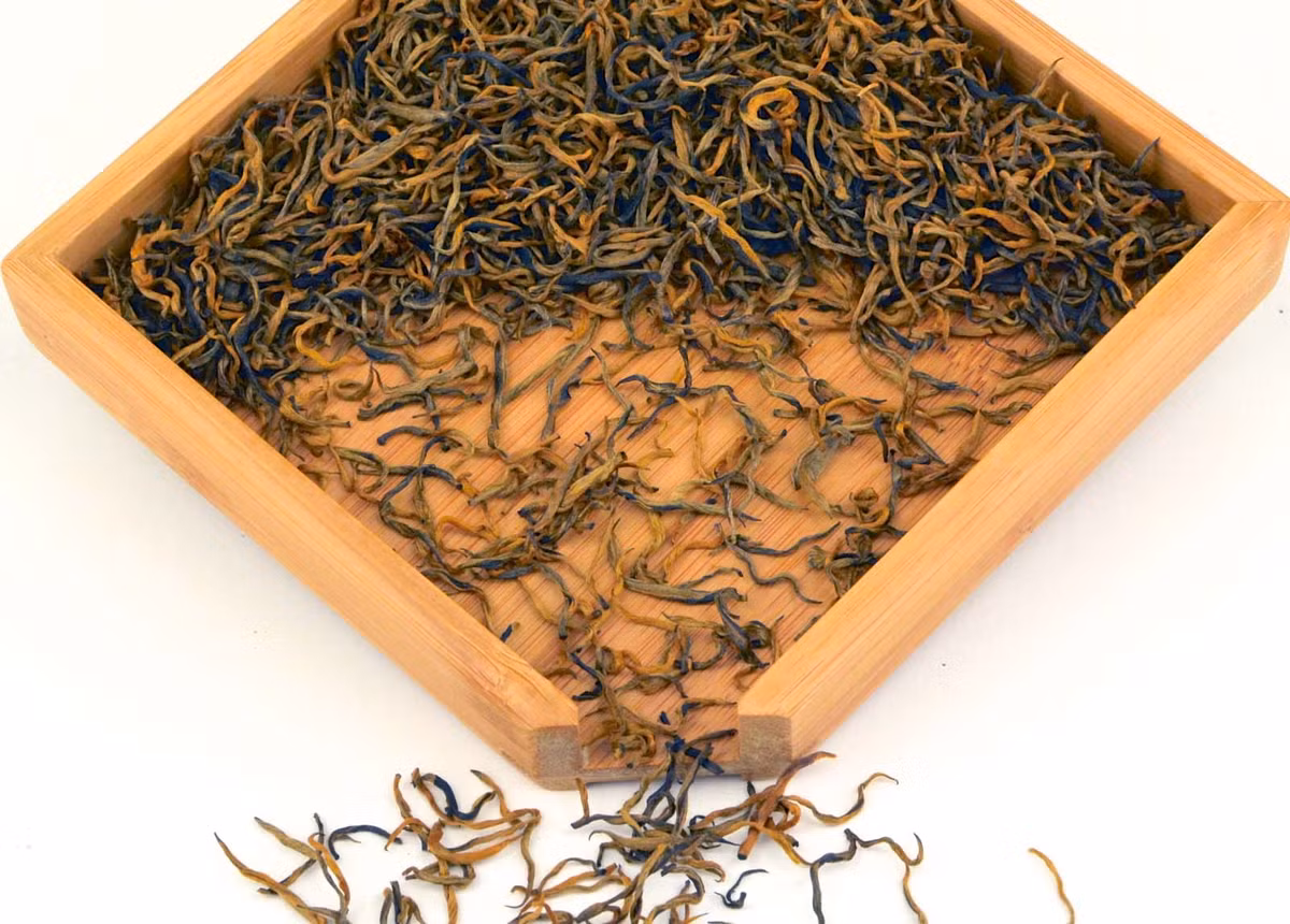 Trà nụ vàng chỉ có ở Singapore và chỉ dành cho người Singapore chứ không xuất khẩu. Loại trà đắt tiền này chỉ được trồng một ngày trong năm nhờ kỹ thuật trồng rất đắt đỏ. Cây trà này cho ra nụ vàng. Đến loại kéo dùng để cắt nụ trà cũng bằng vàng. Trà sau khi thu hoạch được phơi khô rồi cho vào thùng đựng không có không khí để chất polyphones trong trà tiết ra khiến trà có mùi thơm dễ chịu. Lá trà sau đó sẽ được quét lên một lớp vàng 2 karat. 