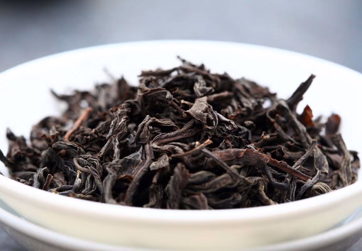 Trà Ô-long thủy tiên có tên gọi xuất phát từ hoa thủy tiên đồng quê, được phát hiện cách đây nửa thế kỷ và chỉ có ở Phúc Kiến và . Loại trà này đã từng được phiêu lưu từ Trung Quốc sang Singapore rồi lại quay trở về Trung Quốc. Loại trà này đã được đấu giá rất nhiều lần và đã từng được bán với giá 130 triệu đồng/kg. 