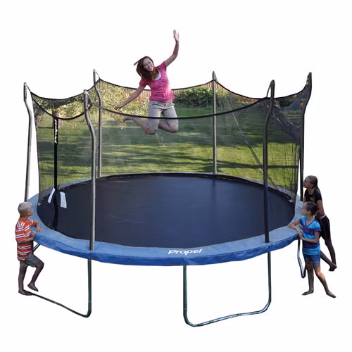 Chấn thương từ bạt lò xo như gãy xương, chấn thương não, cổ và lưng khá phổ biến ở trẻ nhỏ. Khi trẻ cùng nhau chơi trên bạt lò xo, trẻ nhỏ nhất dễ bị văng ra ngoài và bị tác động lớn nhất nếu va chạm với trẻ lớn tuổi hơn. Để bảo đảm an toàn, chỉ nên cho trẻ cùng độ tuổi chơi cùng nhau, tốt hơn nữa là chỉ cho từng trẻ chơi một. 