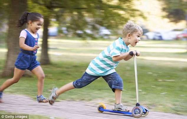 Xe hẩy không có động cơ là thủ phạm đằng sau rất nhiều vết thương của trẻ nhỏ. Khi cho trẻ chơi đồ chơi này cần đội mũ bảo hiểm và nên có sự giám sát của người lớn, đề phòng trẻ đi xe ra đường có nhiều xe cộ. 