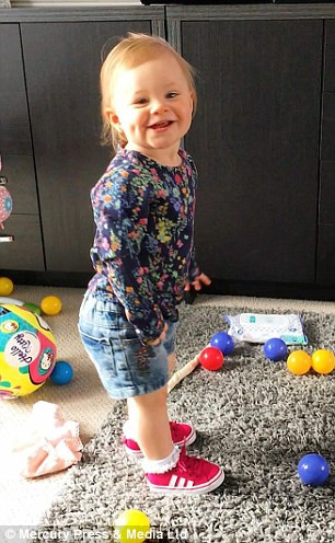 Một em bé sơ sinh đã thách thức mọi dự đoán của ngành y khi vị bệnh ruột ngoài ổ bụng từ khi còn trong bụng mẹ mà vẫn sống được. 