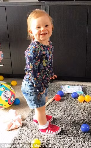 Một em bé sơ sinh đã thách thức mọi dự đoán của ngành y khi vị bệnh ruột ngoài ổ bụng từ khi còn trong bụng mẹ mà vẫn sống được. 