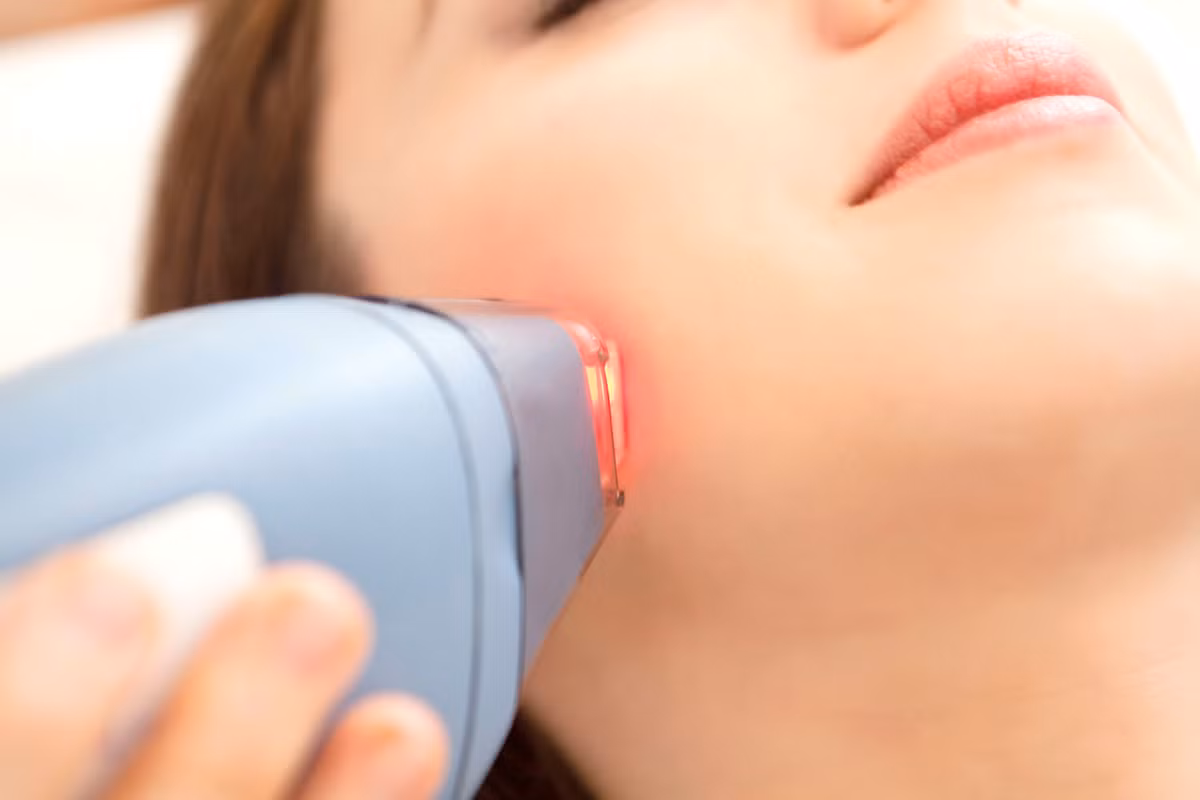 Mùi khói khi những sợi lông bị đốt cháy trong quá trình triệt lông bằng laser tiềm ẩn một nguy cơ không tốt đối với sức khỏe, nhất là đối với những người thường xuyên hít phải. 