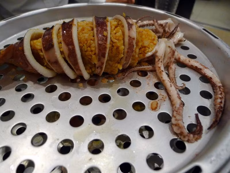 Nhiều người sẵn sàng xếp hàng dài dằng dặc để chen chân vào nhà hàng bán tháp hải sản. Có nguồn gốc từ Hàn Quốc, món tháp hải sản gồm 9 khay hải sản hấp được xếp chồng lên nhau. Khay dưới cùng là món soup, còn 8 khay bên trên là 8 loại hải sản khác nhau, từ tôm, mực cho đến ngao, sò. Khi ăn, nước hải sản từ các khay bên trên sẽ chảy xuống khay soup dưới cùng khiến món này thêm ngon. 