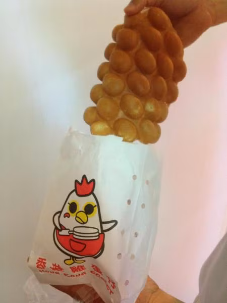 Bánh trứng Hongkong còn có tên gọi là “eggette” nghĩa là những quả trứng nhỏ xíu ban đầu cũng gây bão nhưng khi cung và cầu bão hòa thì thì món ăn không được đánh giá cao vì mua đâu cũng được. 