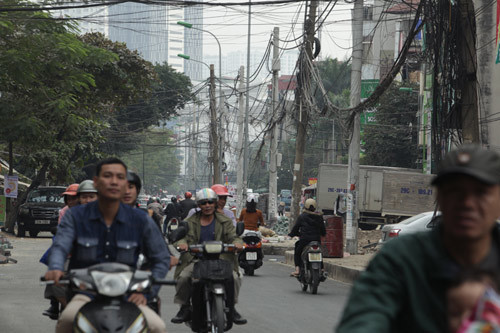 Dây cáp điện, viễn thông... bị đứt nằm lơ lửng trên đầu, ngổn ngang dưới lòng đường gây ra nhiều nguy hiểm cho người đi đường.