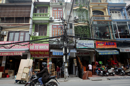 Người dân sinh sống trên đường Đê La Thành (quận Đống Đa) mở cửa tầng 2 chỉ nhìn thấy toàn dây điện chằng chịt, đen ngòm.