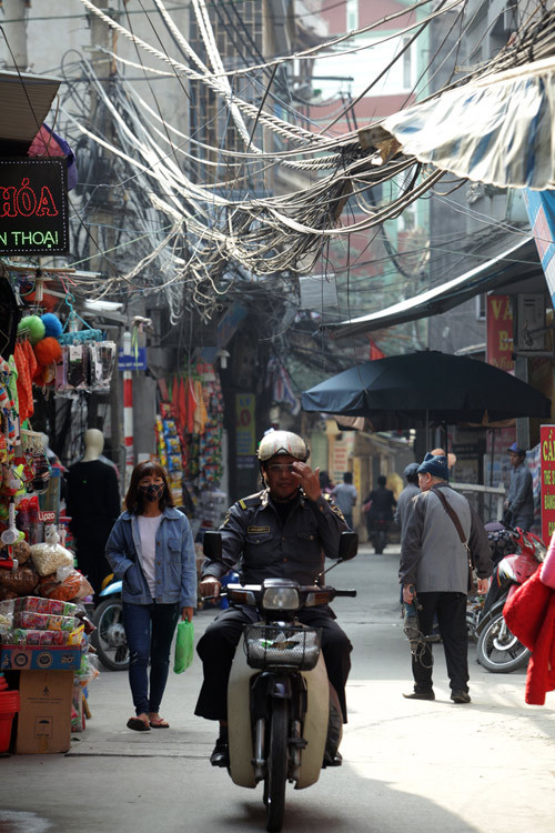 Hình ảnh, dây điện như “ma trận” trong làng Phú Mỹ (Mỹ Đình, Nam Từ Liêm, Hà Nội). 