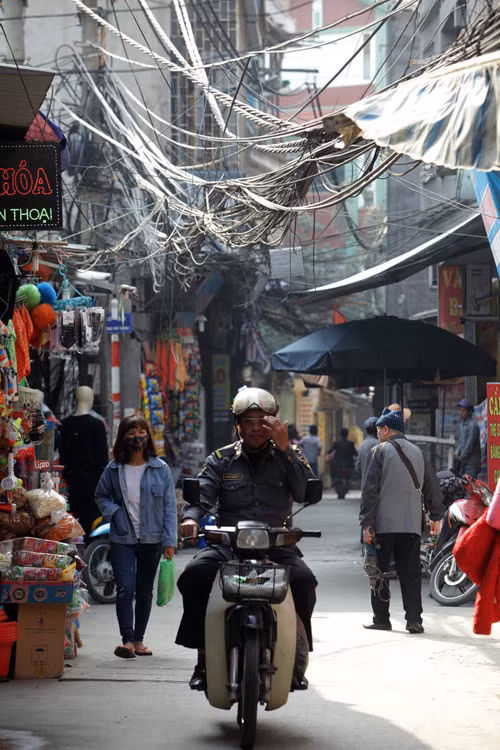 Hình ảnh, dây điện như “ma trận” trong làng Phú Mỹ (Mỹ Đình, Nam Từ Liêm, Hà Nội). 