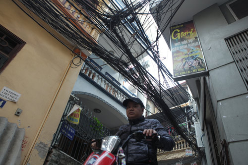 Đủ thứ dây khác nhau móc nối vào nhau tạo thành những khối trên đầu người dân. 