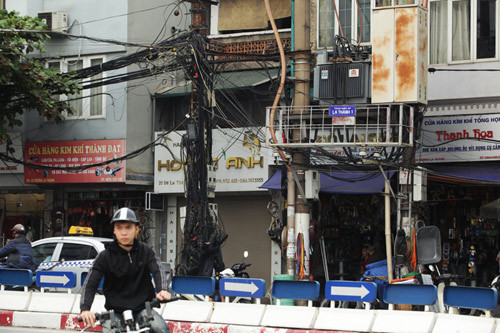 Không chỉ có dây điện mà người dân thủ đô phải “sống chung” với các trạm biến áp lớn trước cửa nhà.