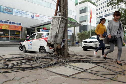 Dây cáp được lắp trên hai cột điện vẫn ngổn ngang trên vỉa hè và dưới lòng đường. Theo những người dân ở đây, cáp điện này chủ yếu là của các hãng điện thoại, internet, truyền hình cáp… 
