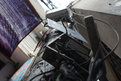 Dây cáp điện lực, viễn thông, hộp số điện, tờ rơi quảng cáo… kín cột điện. 