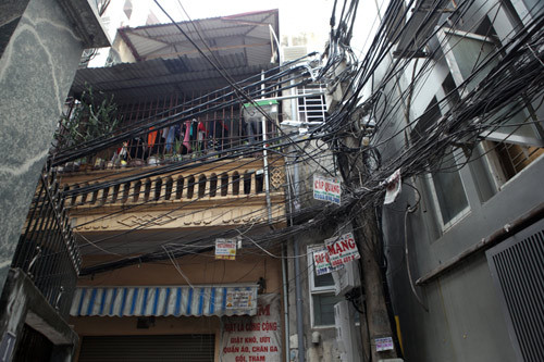 Dây điện, cáp quang “vây kín” nhà dân. Những ngày mưa,người dân nơm nớp lo cháy nổ. 