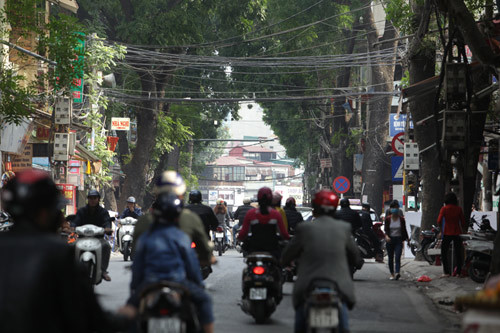  Dây điện chằng chịt vắt ngang trên đầu người đi đường.