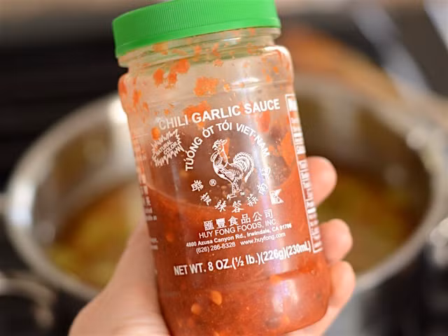 Vị cay của món canh được tạo ra từ tương ớt tỏi. Chỉ nêm 1 thìa là đủ. Nếu không muốn món canh có vị cay thì không cần dùng gia vị này.