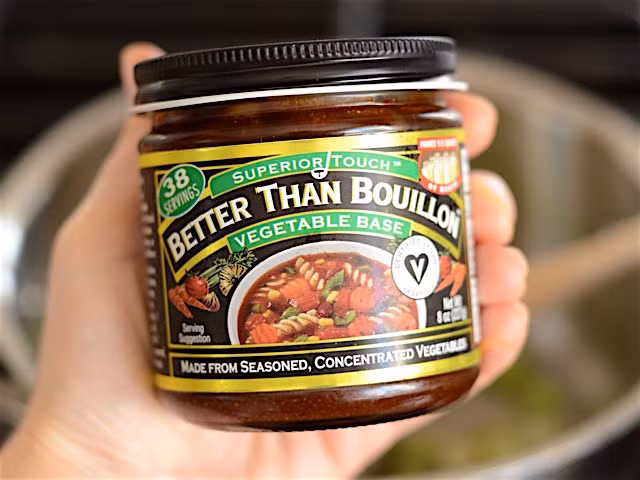 Thêm 6 chén nước dùng rau củ. Có thể mua loại bán sẵn ở siêu thị cho tiện lợi.