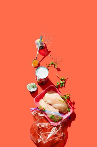 Vitamin B2 (Riboflavin) giống như các loại vitamin B khác, chuyển carbs, protein và chất béo thành năng lượng. Thiếu vitamin B2 gây bệnh mắt và đau đầu. Nguồn vitamin B2 tốt nhất là thịt nạc, các sản phẩm từ sữa và trứng, ngoài ra còn có rau, quả đậu và các loại hạt. 