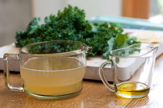 Vai trò của vitamin K rất đơn giản nhưng không thể thiếu. Không có vitamin K, máu sẽ không đông lại. Đây là lý do những người thiếu vitamin K bị chảy máu lâu hơn hoặc dễ bị chảy máu trong, làm ảnh hưởng đến nội tạng, thậm chí mất mạng. Vitamin K có trong các loại rau lá thẫm, hạt đậu, bí ngô, trứng và thịt. 